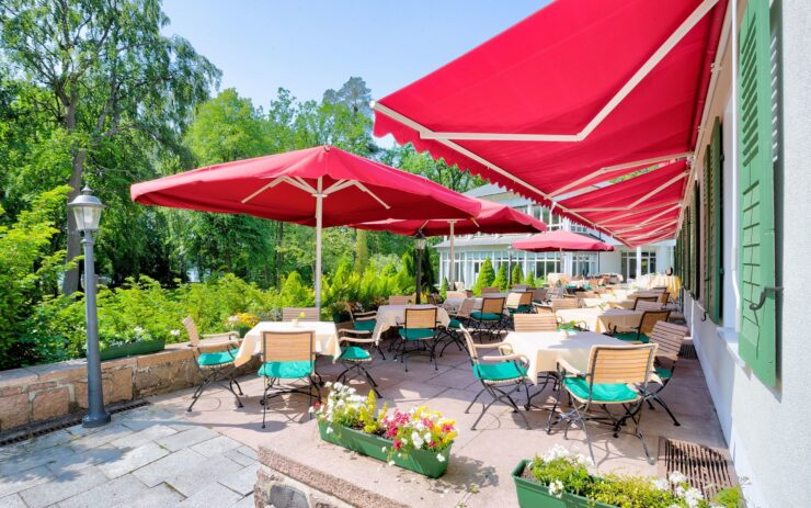 Sommerterrasse Restaurant Cottage, Foto: Jones Art, Lizenz: Hotel Döllnsee-Schorfheide